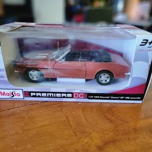 Maisto 1:24 Scale 1968 Chevy Camaro SS 396 Convertible Diecast Vehicle